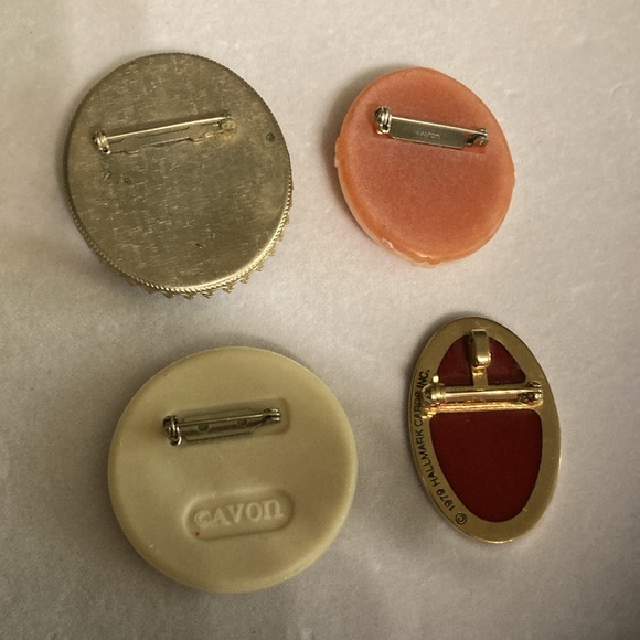 Vintage brooches two Avon one Hallmark 1979 cloisonné. All wearable one unmarked - Picture 2 of 10